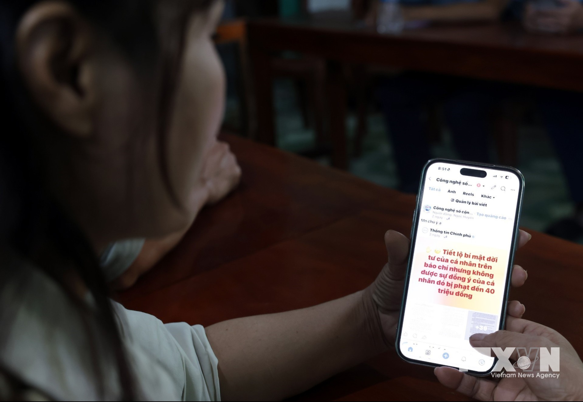 Hướng dẫn cho người dân ở xã Phong Nha về tiếp cận và sử dụng các trang thông tin. (Ảnh: Trần Việt/TTXVN)